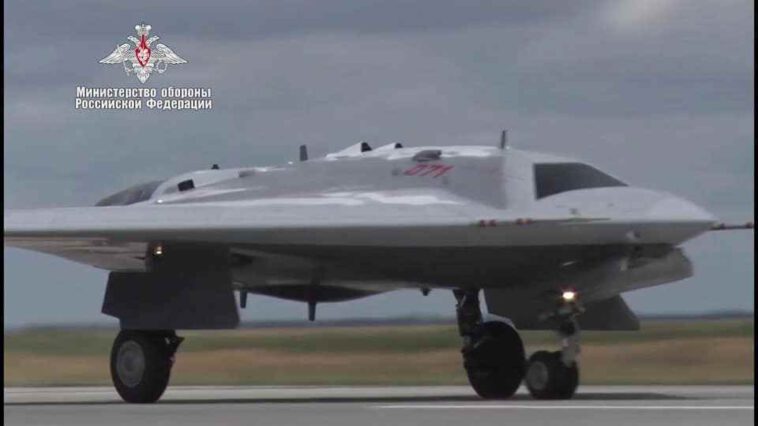 روسيا تستعد لتسليم طائرات S-70 Okhotnik الهجومية الثقيلة للجيش الروسي