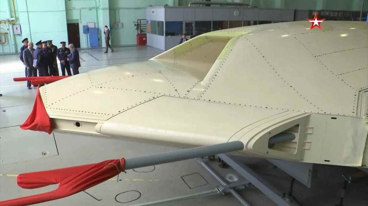 روسيا تكشف عن خط إنتاج طائرة أوخوتنيك القتالية بدون طيار