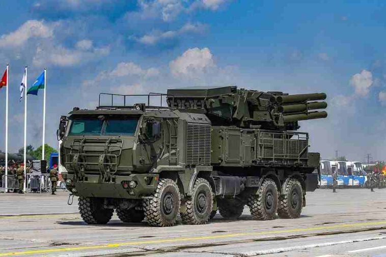 روسيا توقع أول عقد تصدير لمنظومة الدفاع الجوي المطورة "Pantsir-S1M" إلى زبون خارجي غالبًا سيكون عربي