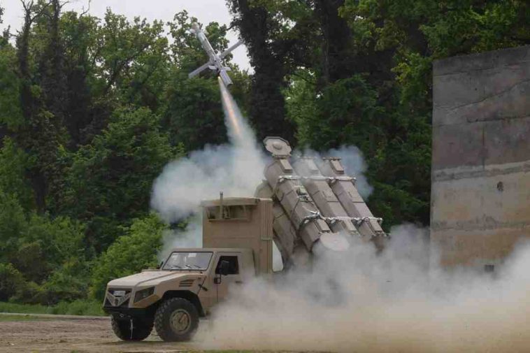 صورة مميزة للحظة إطلاق صاروخ من منظومة الدفاع الساحلي ALAS S التي تطورها صربيا مع الإمارات