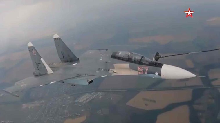 شاهد تزود مقاتلات Su-35 و Su-30 SM ، بالإضافة إلى قاذفات Su-34 وطائرات Su 24 M بالوقود جوًا
