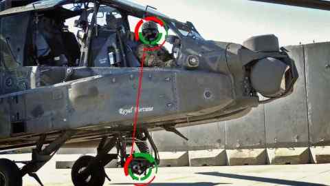 شاهد خوذة الطيار تتحكم في توجيه مدفع طائرة AH-64 أباتشي