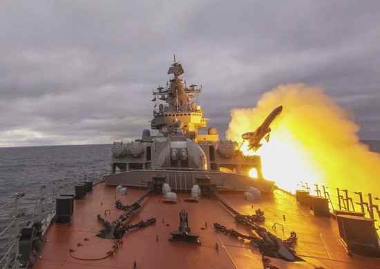 شاهد سفن الأسطول الشمالي الروسي تطلق صواريخ كروز