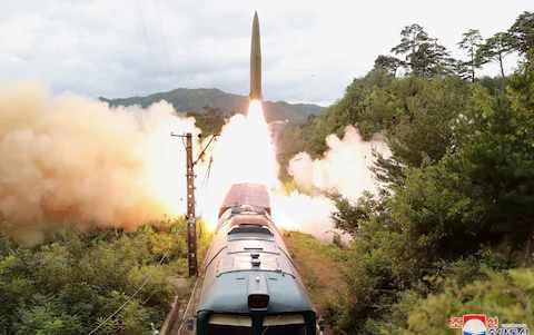 كوريا الشمالية تكشف عن منظومة صاروخية تطلق من القطار (فيديو)