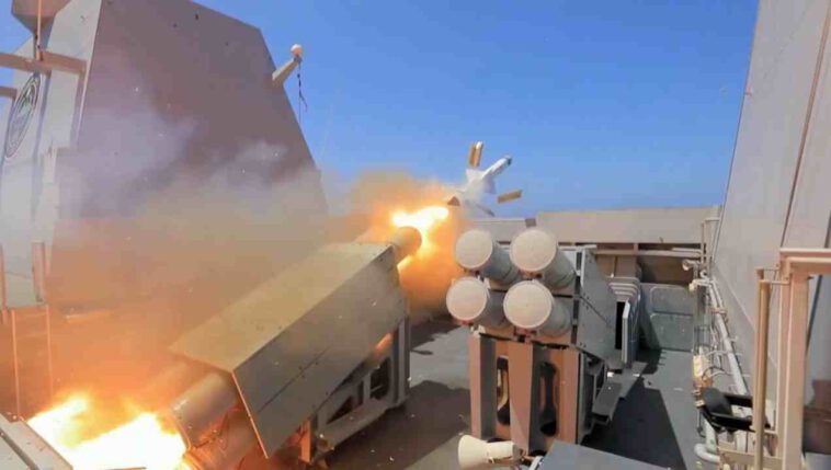 لحظة إطلاق صاروخ سطح سطح MM40 إكزوسيت بلوك 3 المضاد للسفن من فرقاطة الصواريخ الموجهة الشبحية المصرية الثقيلة تحيا مصر