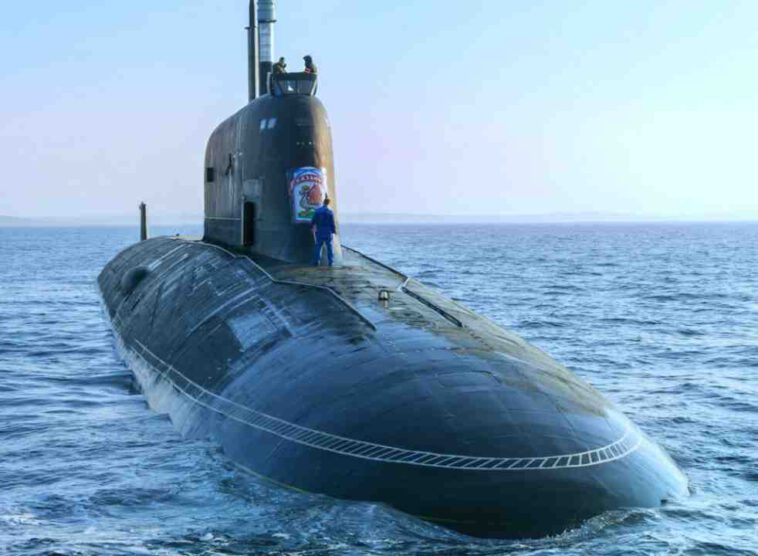 الغواصة النووية الروسية "نوفوسيبيرسك ياسين-أم" تطلق أربعة صواريخ كروز