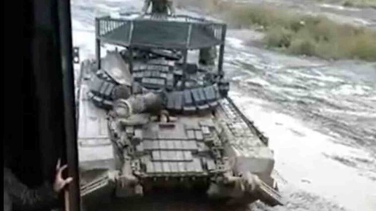 روسيا تنشر دبابات مزودة بمظلة علوية لحمايتها من مسيرات بيرقدار على الحدود مع أوكرانيا