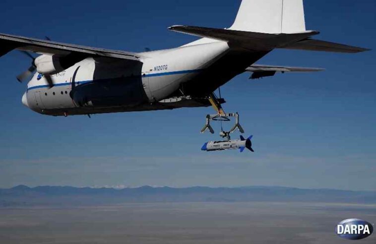 شاهد: شركة DARPA الأمريكية تنجح في إطلاق طائرات X-61 المسيرة واستعادتها مرة أخرى في الجو بواسطة طائرة النقل C-130