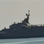 صورة جديدة لكورفيت إيراني من طراز "الشهيد سليماني" خلال تجارب بحرية ربما بالقرب من جزيرة قشم