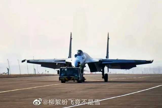 الصين تكشف عن مقاتلة J-15 مطورة خاصة بحاملات الطائرات