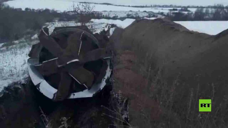 القوات الأوكرانية تحفر خنادق مضادة للدبابات على الحدود مع روسيا