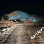 شاحنة تحمل طائرة مقاتلة قاذفة روسية طراز Su-34 تتعرض لحادث على الطريق