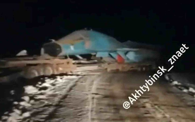شاحنة تحمل طائرة مقاتلة قاذفة روسية طراز Su-34 تتعرض لحادث على الطريق
