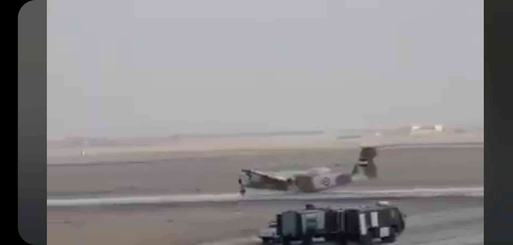 لقطات توضح براعة الطيار المصري أثناء هبوط اضطراري بالعجلة الأمامية فقط لطائرة DHC-5 Buffalo