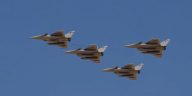 صورة لتشكيل مكون من 4 مقاتلات من طراز رافال تابعة للقوات الجوية المصرية أثناء التدريب على التزود بالوقود جوا بطريقة Buddy-to-Buddy Refueling