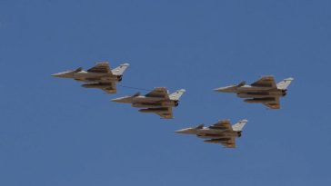 صورة لتشكيل مكون من 4 مقاتلات من طراز رافال تابعة للقوات الجوية المصرية أثناء التدريب على التزود بالوقود جوا بطريقة Buddy-to-Buddy Refueling