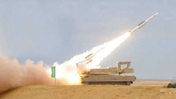 صورة لمنظومة الدفاع الجوي متوسطة المدى BUK-M2 التابعة لقوات الدفاع الجوي المصري أثناء إطلاق إحدى صواريخها