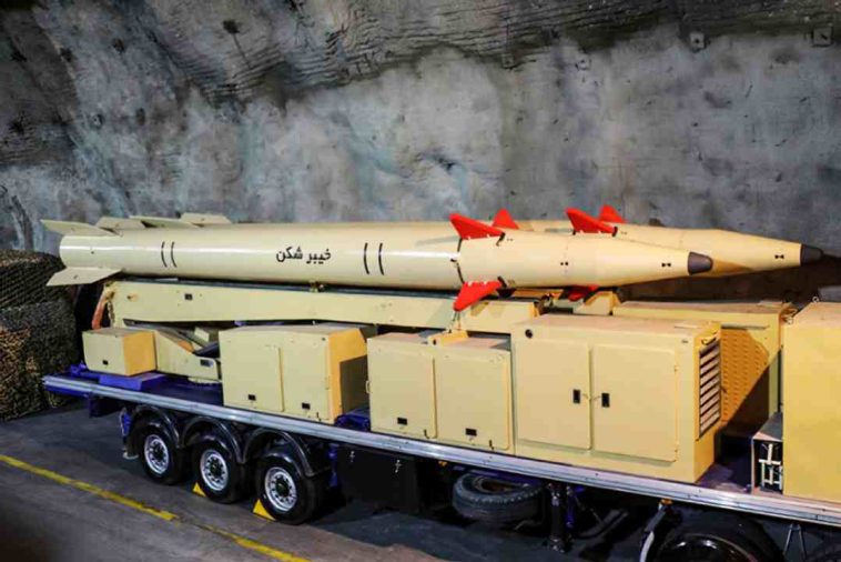 إيران تكشف اليوم عن صاروخ باليستي جديد باسم "خيبر شكن" بمدى 1450 كم