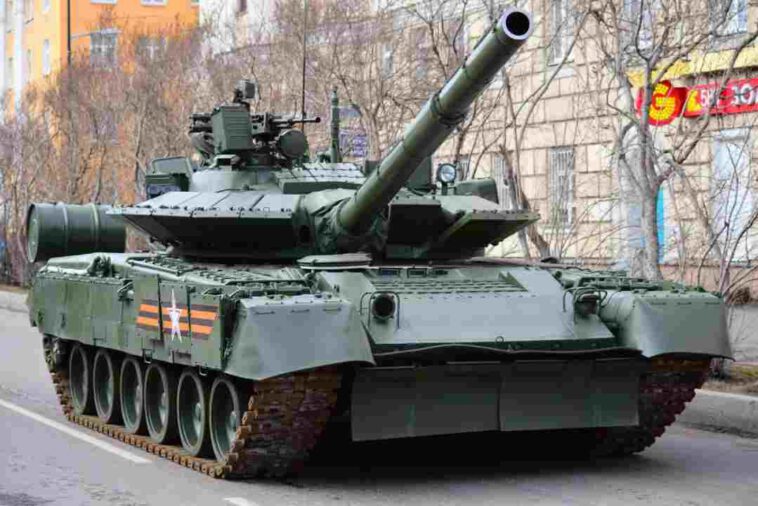 تدمير دبابة روسية من طراز T-80BVM التي تعتبر واحدة من أحدث الدبابات الروسية بدروع من الجيل الأحدث