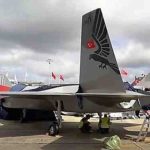 تركيا تعرض نموذج طائرتها القتالية الوطنية في معرض سنغافورة الجوي