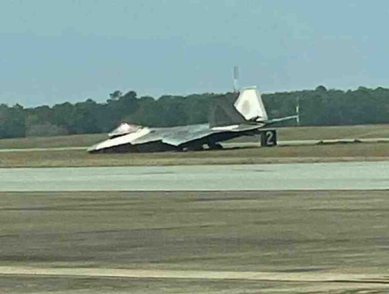 تحطم مقاتلة أمريكية من طراز F-22 أثناء هبوطها في قاعدة إيجلين الجوية بولاية فلوريدا