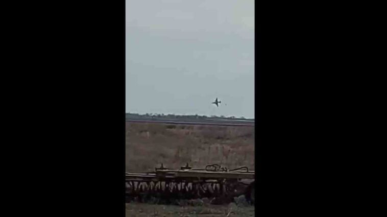 شاهد إسقاط طائرة روسية من طراز سو-25 أثناء تنفيذها غارة جوية مع طائرة أخرى من نفس الطراز من ارتفاع منخفض جدًا