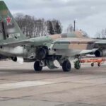 نجاة طائرة روسية من طراز سوخوي Su-25 بمحرك واحد بعد تعرض المحرك الثاني لإصابة بصاروخ أوكراني مضاد للطائرات