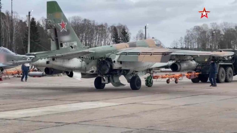 نجاة طائرة روسية من طراز سوخوي Su-25 بمحرك واحد بعد تعرض المحرك الثاني لإصابة بصاروخ أوكراني مضاد للطائرات