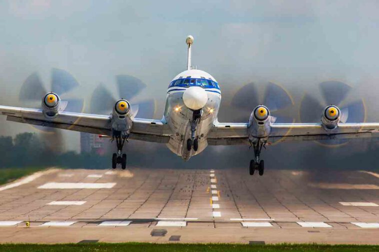 أوكرانيا تدعي إسقاط طائرة أواكس Il-22 وتدمير سفينة صاروخية روسية