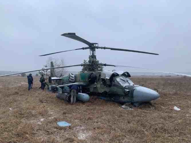 القوات الروسية تُدمر مروحية Ka-52 لمنعها من الوقوع في أيدي الجنود الأوكرانيين
