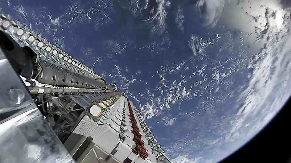 روسيا تبدأ حرب الفضاء ضد الأقمار الصناعية "ستارلينك" الخاصة برجل الأعمال الشهير إيلون ماسك بسبب مساهمتها في قصف الطراد الروسي "موسكوفا"