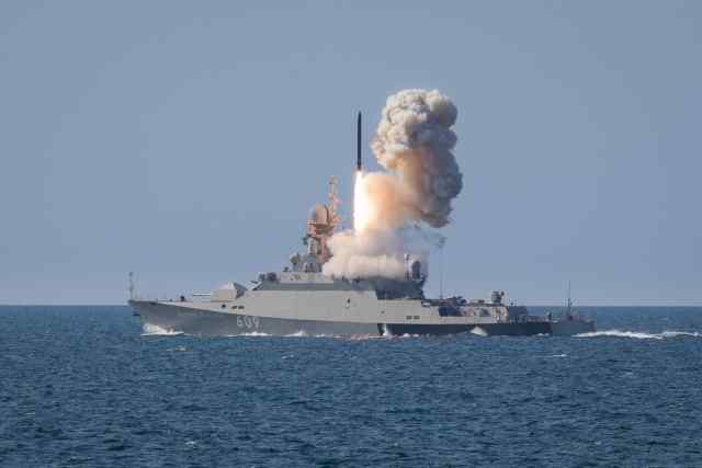 سفينة حربية روسية تطلق 7 صواريخ كروز "كاليبر" على أوكرانيا