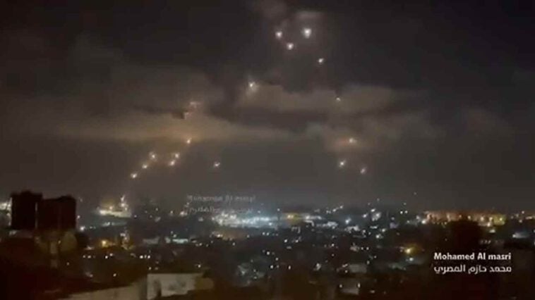 شاهد وابل من الصواريخ الفلسطينية في مواجهة صواريخ القبة الحديدة الإسرائيلية