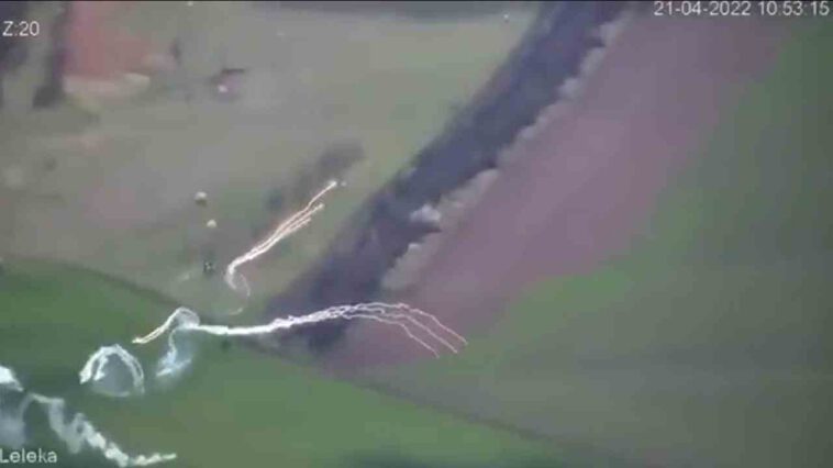 فيديو مثير يظهر إسقاط مروحية روسية من طراز Mi-8 بعد استنفاذها لكل ما تحمله من شعلات حرارية في أقل من دقيقتين
