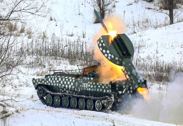 الجيش الروسي يستخدم مركبات إزالة الألغام UR-77 Meteorite لتدمير المباني في أوكرانيا