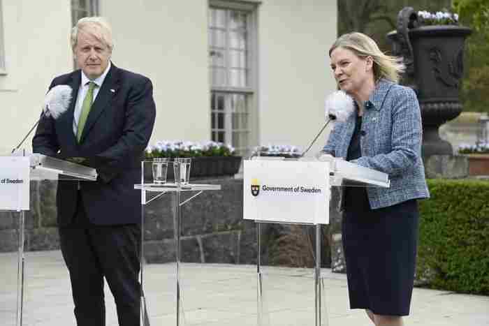 السويد والمملكة المتحدة توقعان اتفاقية دفاع مُشترك قبل انضمام الأولى إلى حلف الناتو