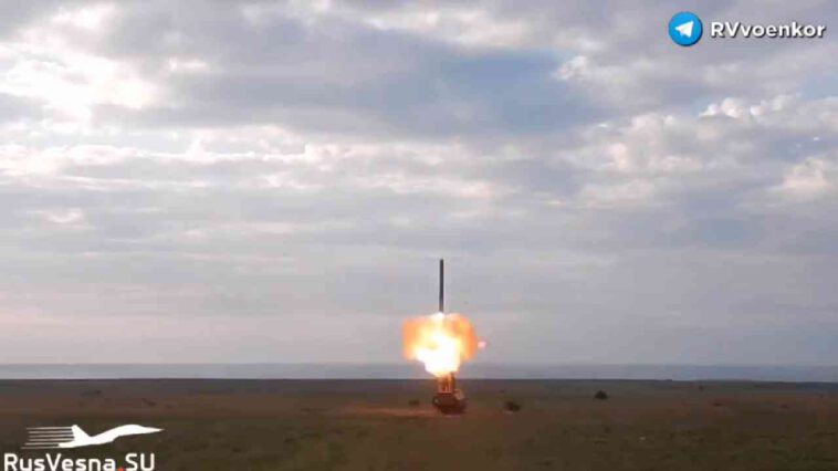 روسيا تستخدم منظومة الدفاع الساحلي باستيون التي تحمل صواريخ أونيكس Onyx لتدمير الأسلحة التي يقدمها الغرب لأوكرانيا (فيديو)
