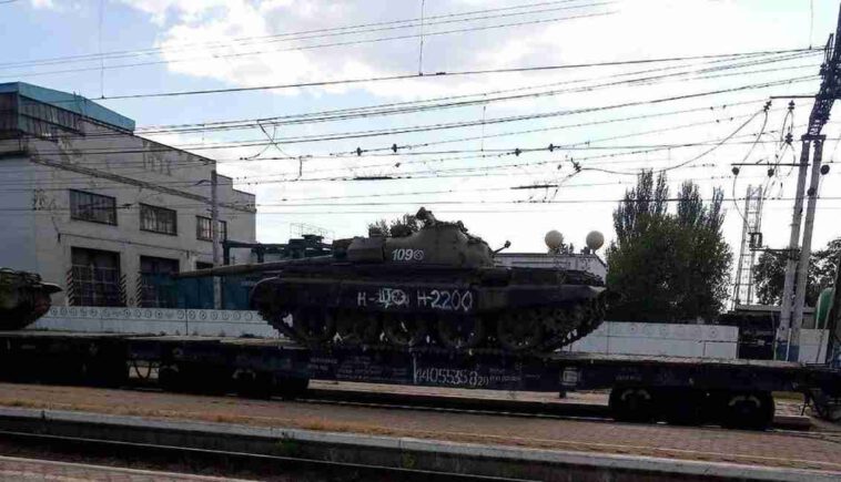 روسيا تنشر دبابات T-62 التي تعود لحقبة الحرب الباردة في أوكرانيا (فيديو)
