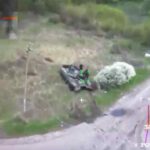 شاهد: طائرة بدون طيار كاميكازية تحلق باتجاه دبابة تي-72 الروسية