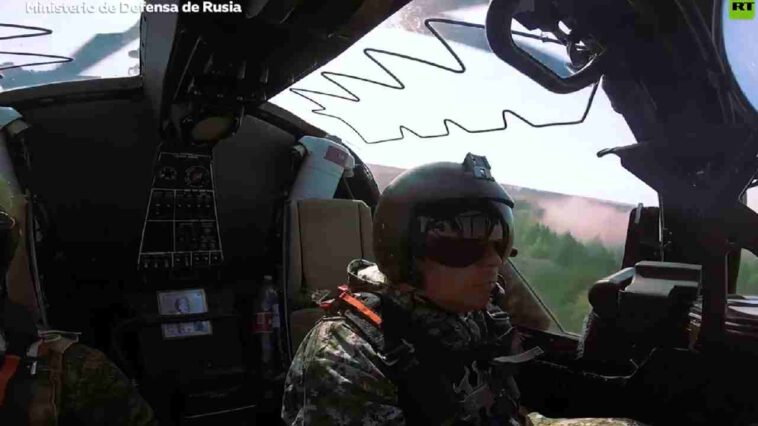 شاهد مروحية Ka-52 تنفذ غارات جوية ضد المركبات المدرعة ومرافق البنية التحتية العسكرية الأوكرانية