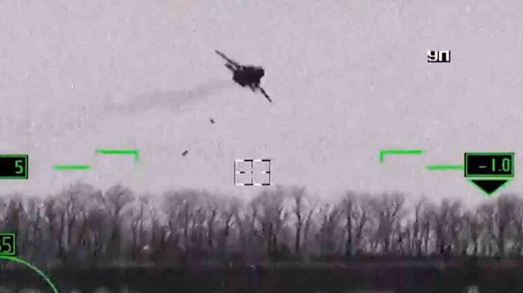 طائرة Su24M تنقض على أهداف أوكرانية من ارتفاعات منخفضة للغاية