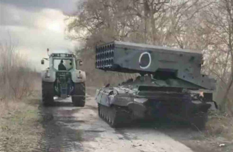 فلاح أوكراني يستولي على راجمة صواريخ روسية من طراز TOS-1a مذخرة بالصواريخ (فيديو)