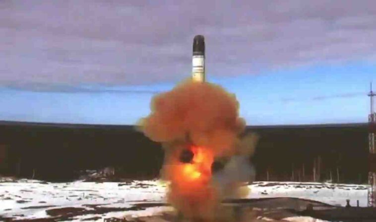 قادر على ضرب أي هدف على الأرض بسرعة 16000 ميل في الساعة؟ ما مدى فتك صاروخ "الشيطان 2" سارمات الروسي ذو القدرة النووية؟
