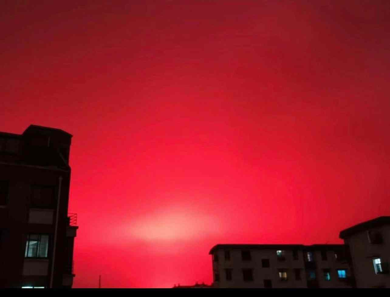 قيام الساعة.. سماء الصين تتحول للون الأحمر وتثير ذعر السكان!