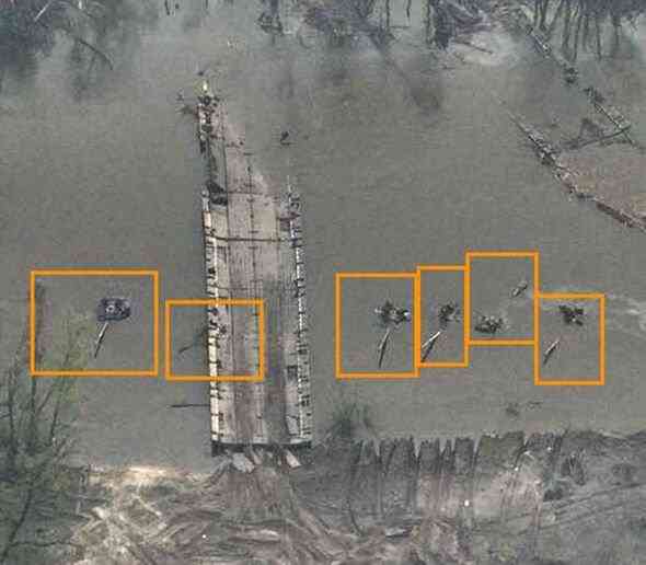 وحدة من الدبابات الروسية تغرق في مياه موحلة بعد فشل عبورها النهر - صور جديدة