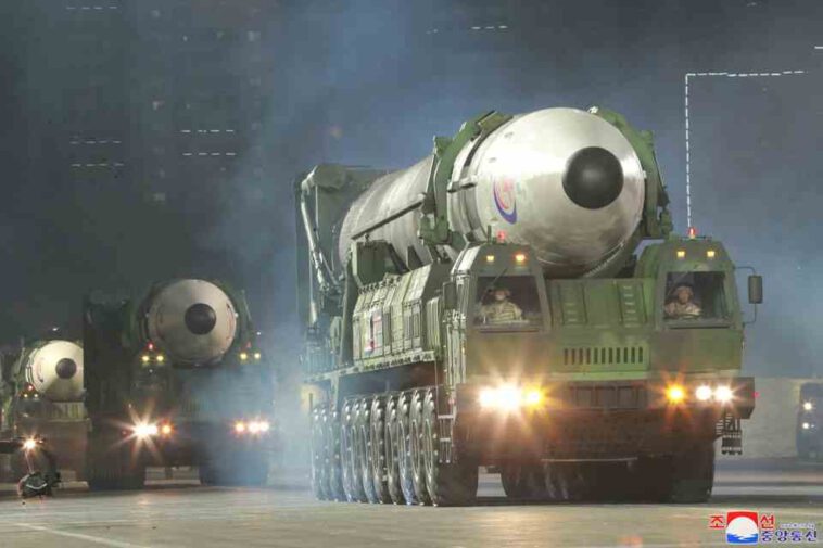كوريا الشمالية تعرض صواريخ هواسونغ-17 الباليستية العابرة للقارات في عرض عسكري ليلي للاحتفال بالذكرى التسعين لتأسيس قواتها المسلحة