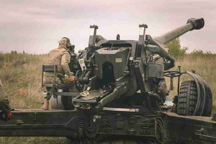 مدفع الهاوتزر FH70 القوي يدخل المعركة في أوكرانيا