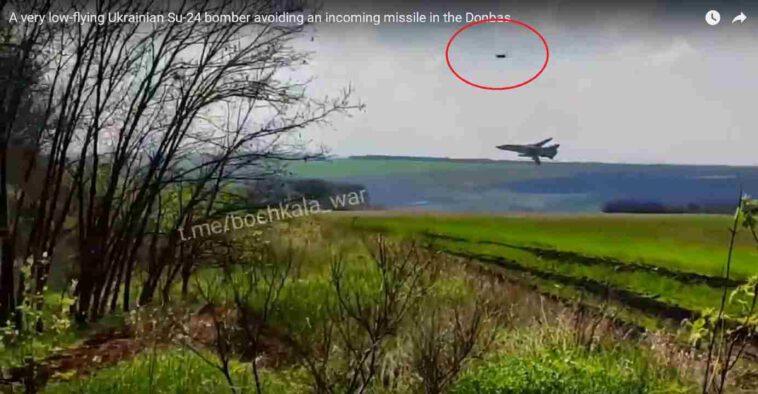مقاتلة أوكرانية طراز سو-24 "فنسر" تقوم بطيران شديد الإنخفاض لتفلت بأعجوبة من صاروخ روسي مر فوقها (فيديو)