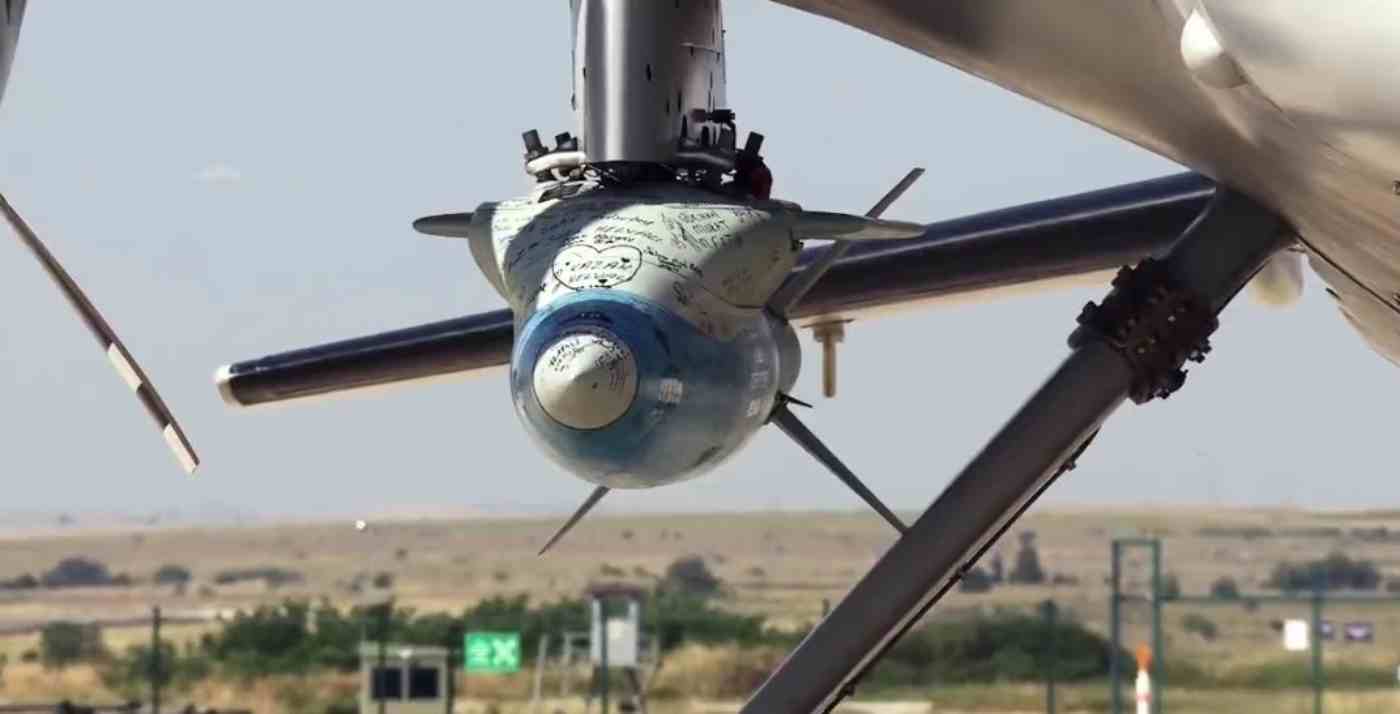 الطائرة المسيرة أقنجي Akinci تنجح في إطلاق القنبلة الموجهة KGK-SIHA-82 وإصابة الهدف من مسافة بعيدة