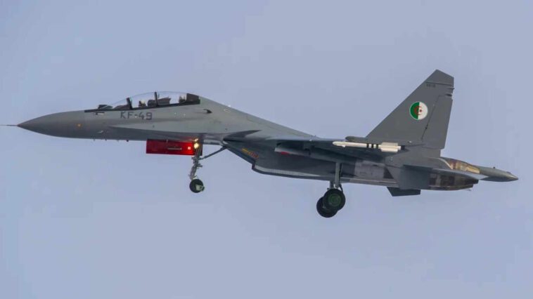 المقاتلات الجزائرية Su-30MKA تطلق صواريخ كروز مضادة للإشعاع للتدريب على مهمات قمع الدفاع الجوي